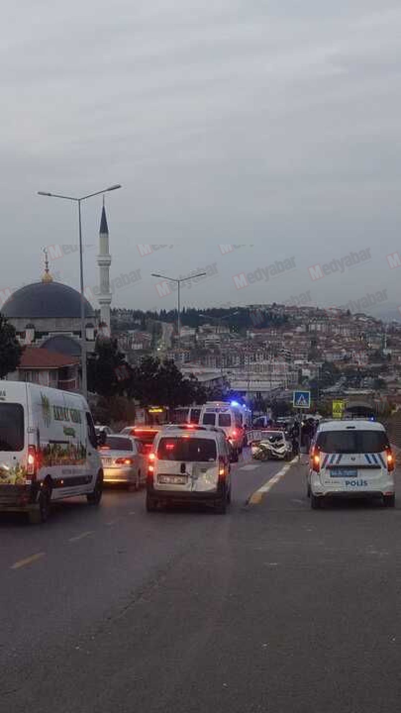 Serdivan Üniversite Caddesi'nde kaza! Karşıya geçmek isteyen genç kıza araç çarptı