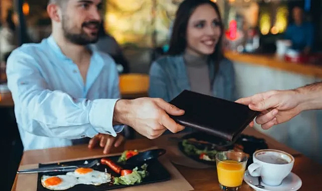 Servis Ücreti Yasaklanıyor: Garsonlar “Maaşımız Düşmesin” Diyor