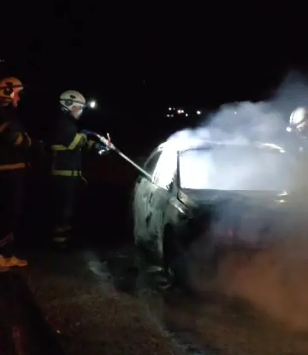 Seyir halindeki otomobil alev aldı