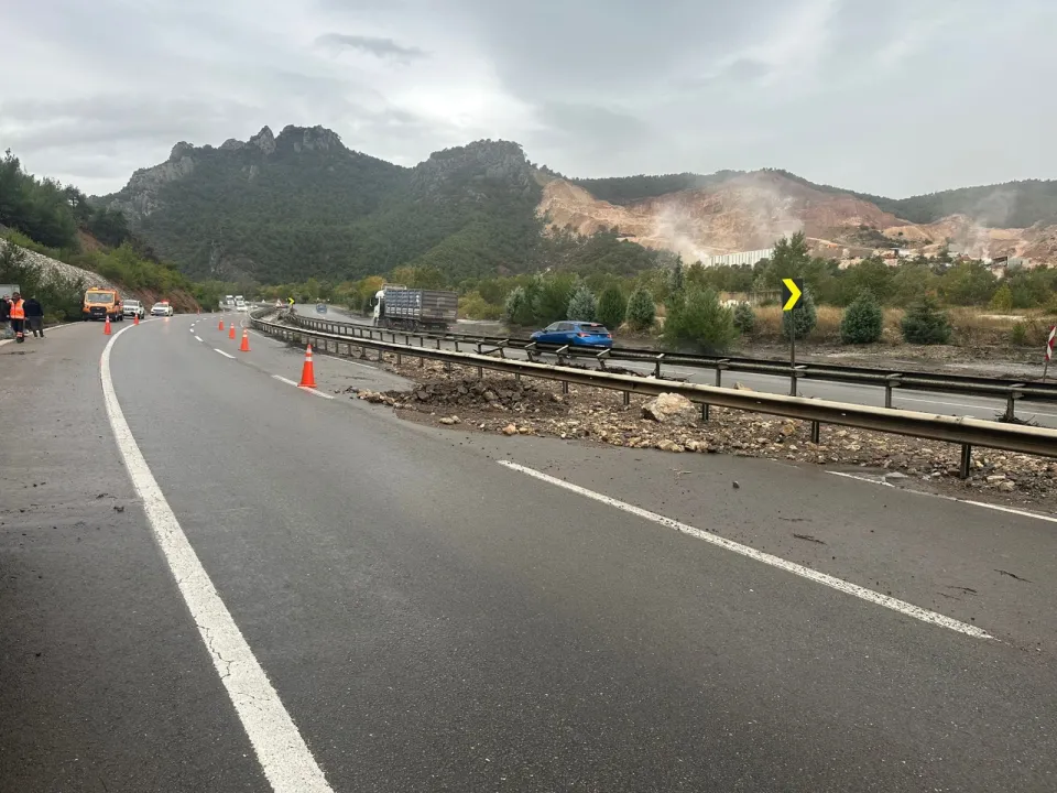 Şiddetli yağış nedeniyle oluşan sel ulaşımı aksattı