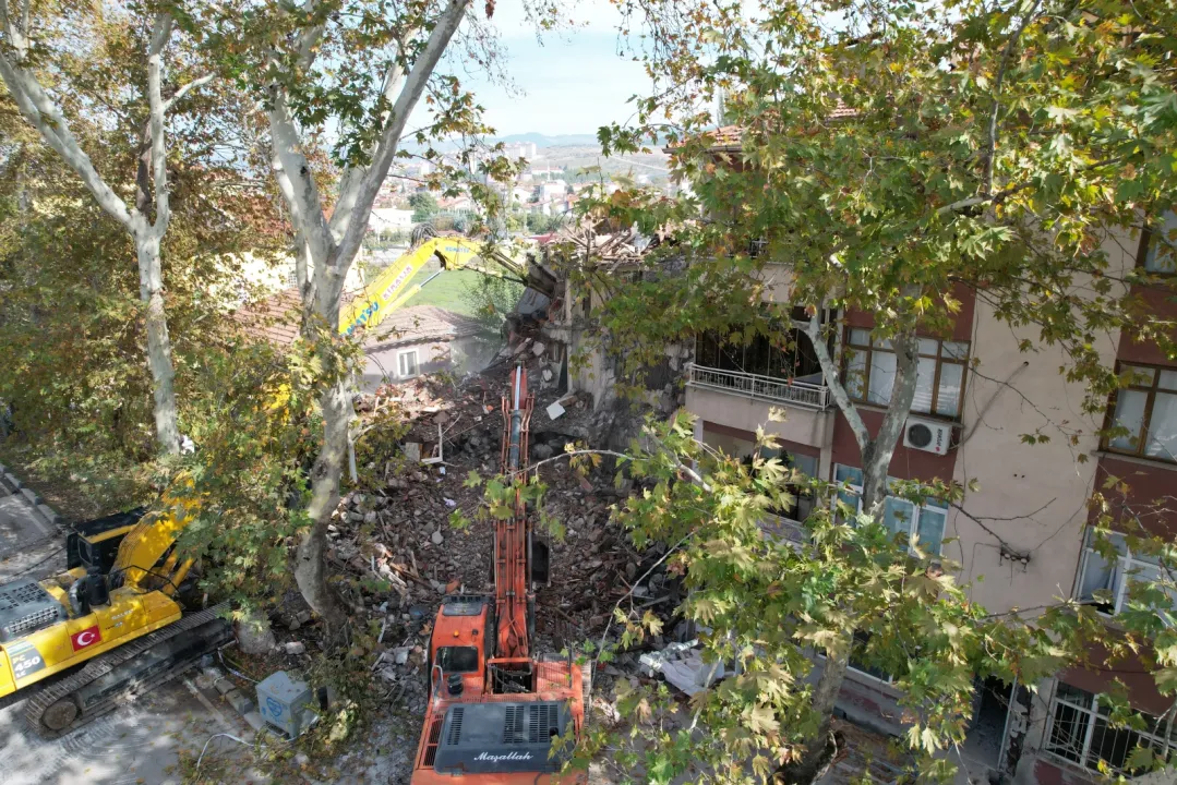Sındırgı’da deprem sonrası yıkım ve enkaz kaldırma çalışmaları sürüyor