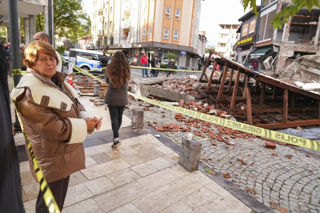Sındırgı'daki esnaf depremde yıkılan ya da hasar gören iş yerlerinin üzüntüsünü yaşıyor