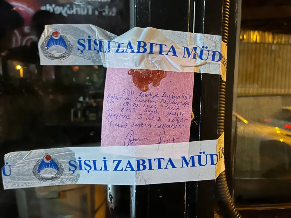 Şişli'de gıda zehirlenmesi şüphesiyle hastaneye başvuran 25 kişinin yemek yediği iş yeri mühürlendi