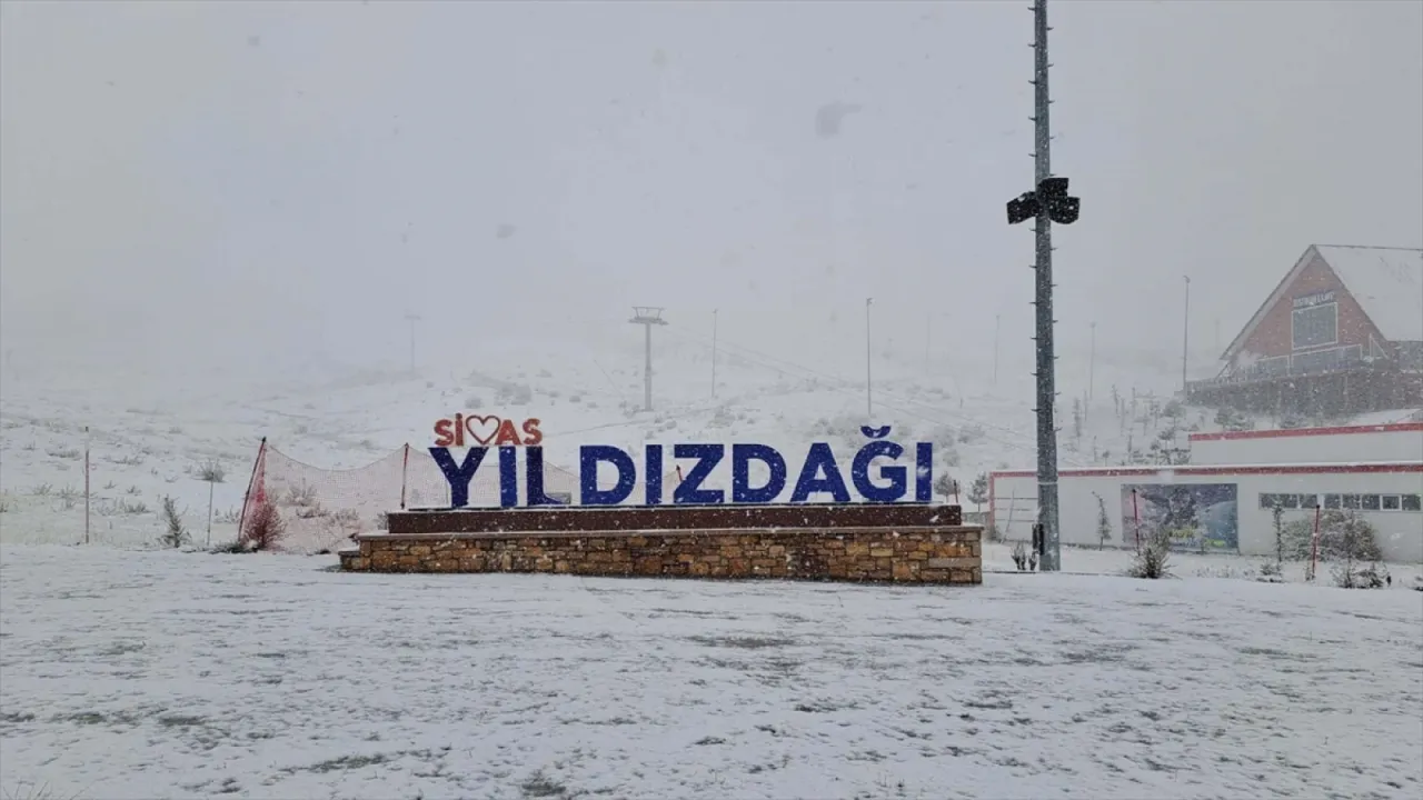 Sivas'ta Yıldız Dağı Kayak Merkezi'ne kar yağdı