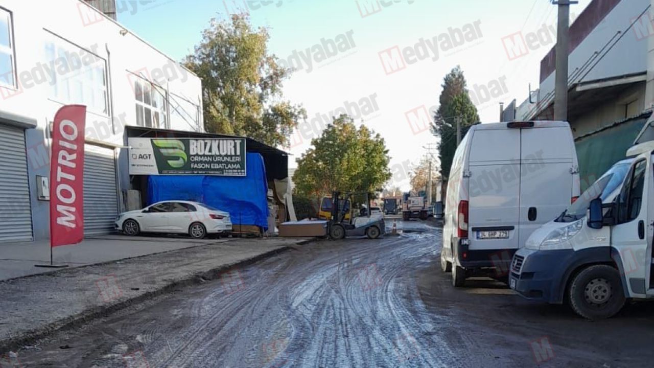 Sokak değil adeta bataklık: "Çamurdan yürüyemiyoruz!"