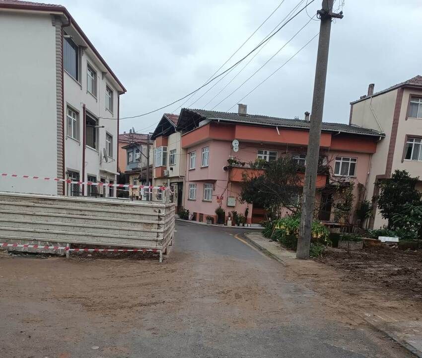 “Sokak ortasındaki inşaata kim izin verdi?”