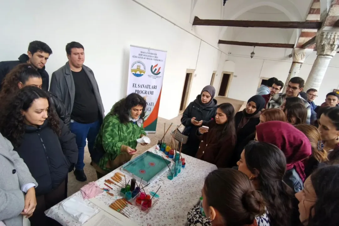 Sultan II. Bayezid Külliyesi Sağlık Müzesi'nde ebru etkinliği düzenlendi