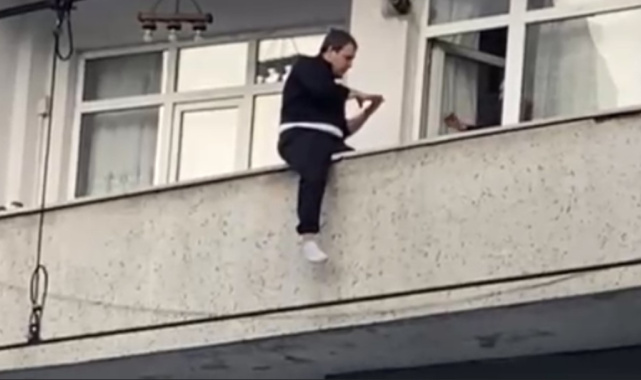 Sultangazi'de balkondan atlamak isteyen genç yürekleri ağza getirdi