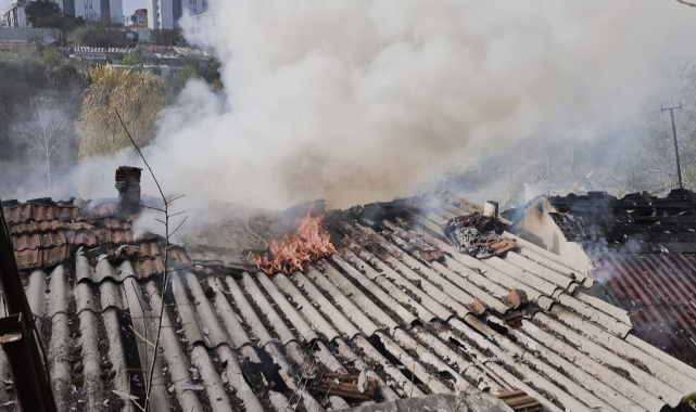 Sultangazi'de gecekonduda korkutan yangın