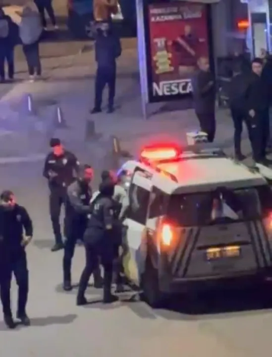 Sultangazi'de iki grup arasındaki kavgayı polis havaya ateş açarak ayırdı