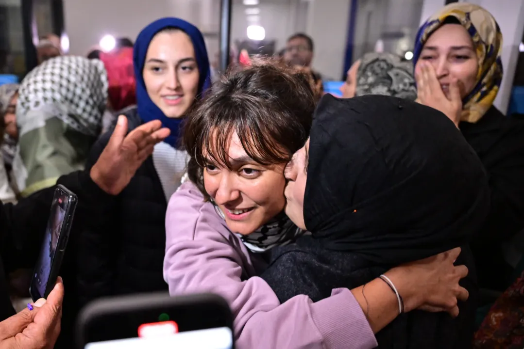 Sumud Filosu aktivisti 15 Türk vatandaşını taşıyan THY uçağı İstanbul'a ulaştı