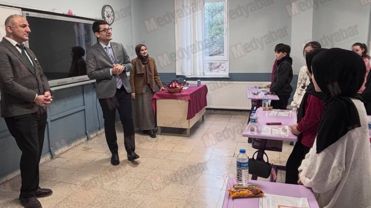 Taraklılı Öğrenciler Karnelerini Kaymakam Tarık'ın elinden aldılar