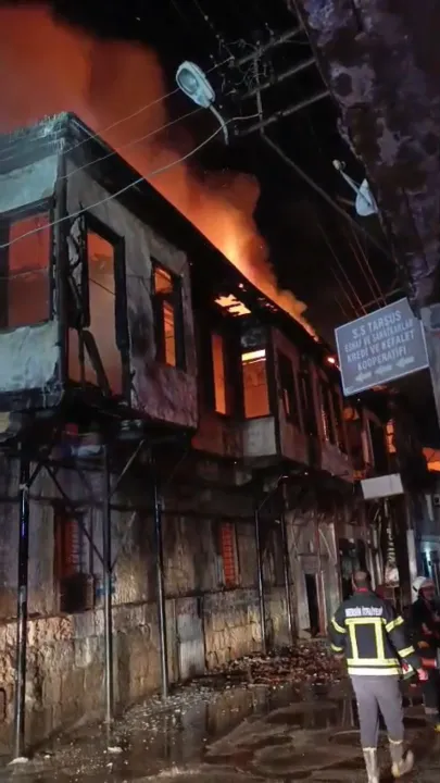 Tarsus'ta iki ahşap ev, yangında küle döndü