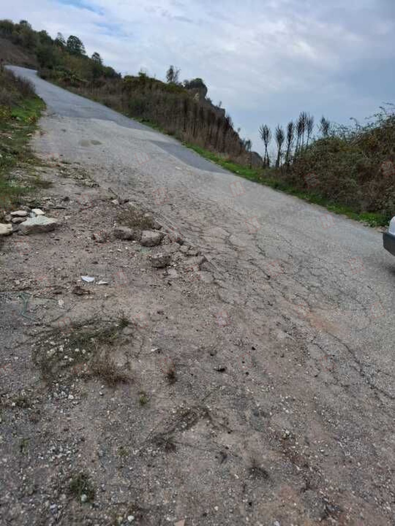 Taşkısığı mezarlığı çıkışındaki çatlak yol vatandaşları tedirgin ediyor