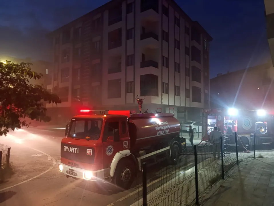 Tekirdağ'da apartmanın otoparkında çıkan yangında iki otomobil kullanılamaz hale geldi