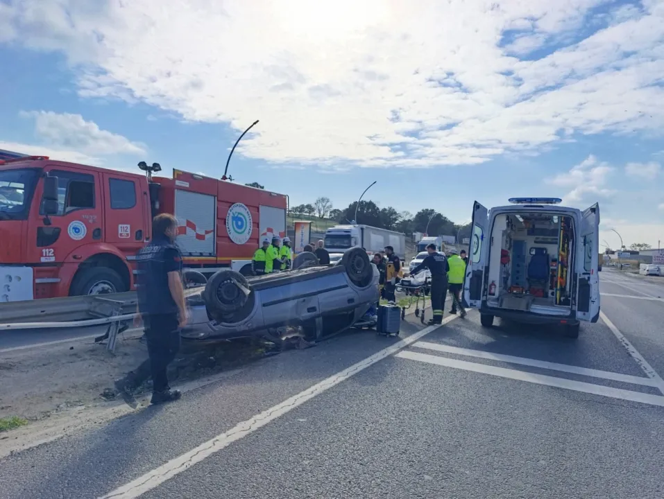 Tekirdağ'da bariyere çarparak devrilen otomobilin sürücüsü yaralandı