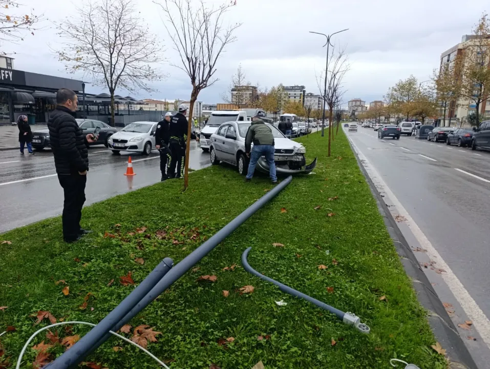 Tekirdağ'da otomobil ile pikabın çarpıştığı kazada 3 kişi yaralandı