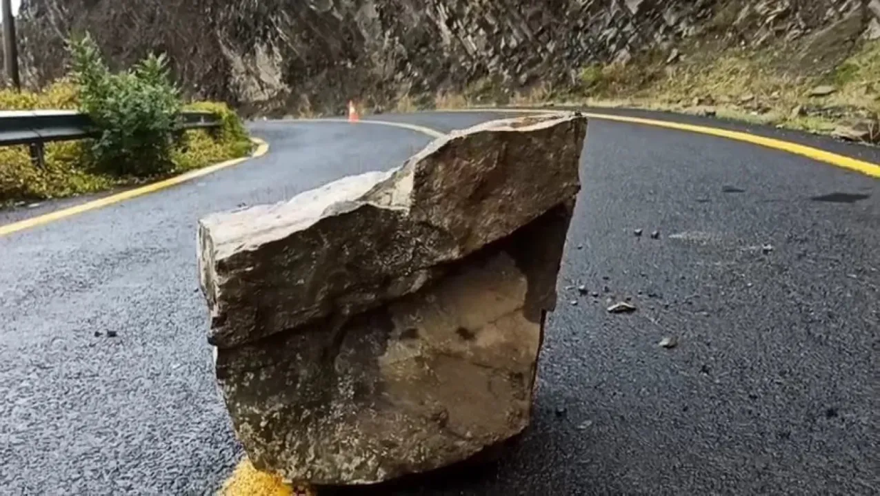 Tekirdağ’da yağış sonrası kaya parçaları yola yuvarlandı