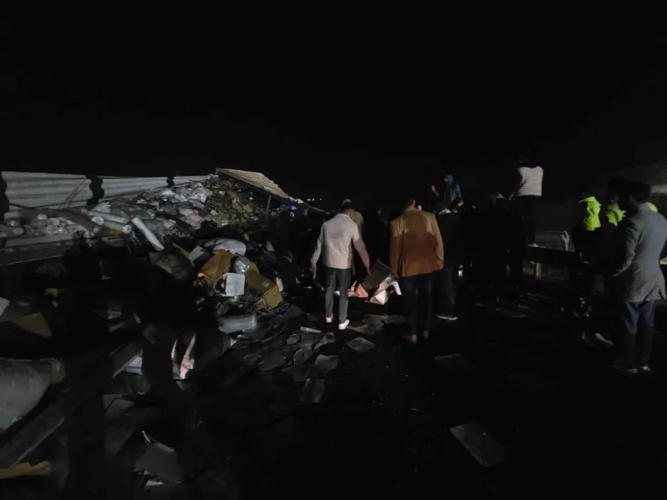 Tekstil malzemesi yüklü tır devrildi: Yol trafiğe kapandı