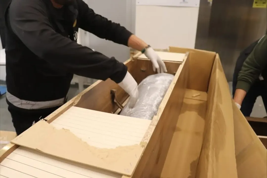 Televizyon ünitesi içerisine gizlenen 96 kilo uyuşturucu yakalandı