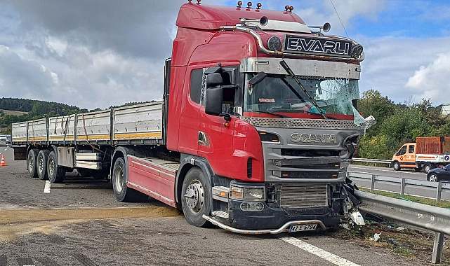 TEM'de bariyerlere çarpan tırın dorsesindeki demir profiller yola saçıldı: 1 yaralı