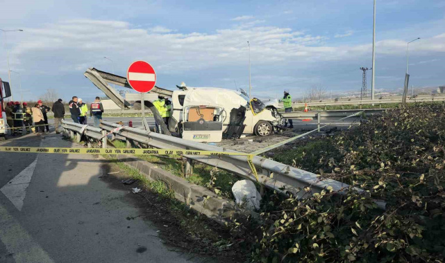 TEM'de hafif ticari araç bariyerlere saplandı, 2 kişi hayatını kaybetti