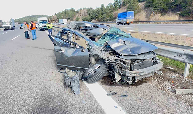 TEM'de otomobil kamyona çarptı: 3 yaralı