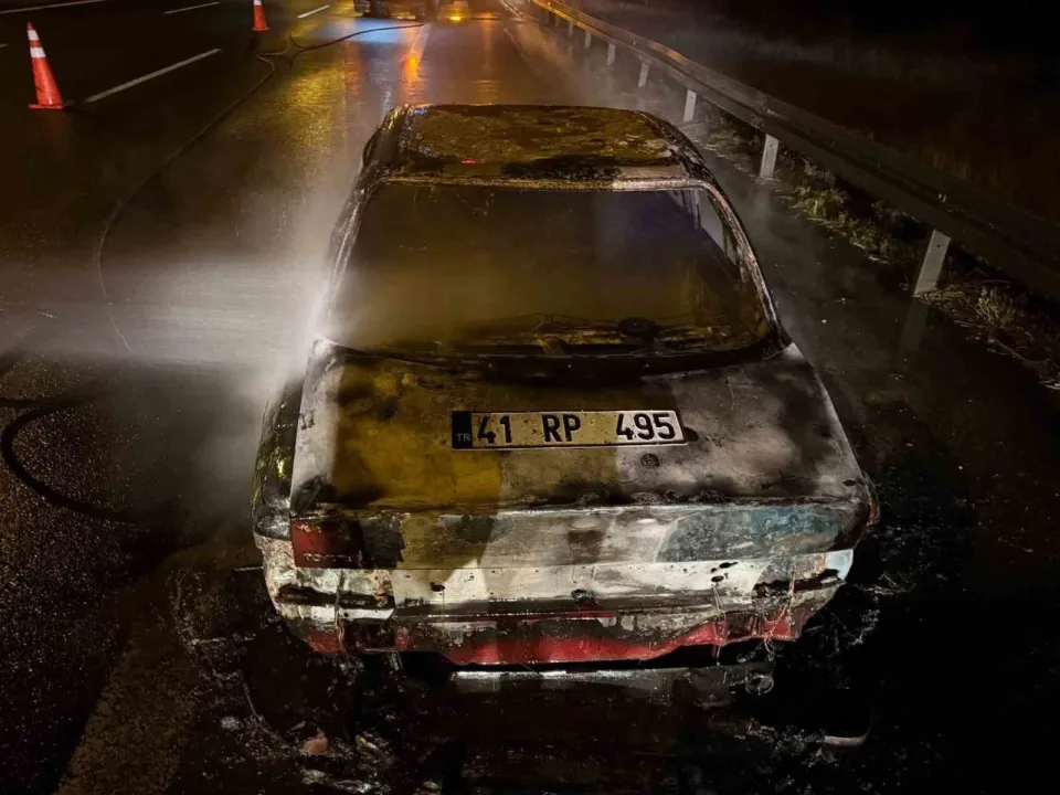 TEM’de seyir halindeki otomobil alev alev yandı