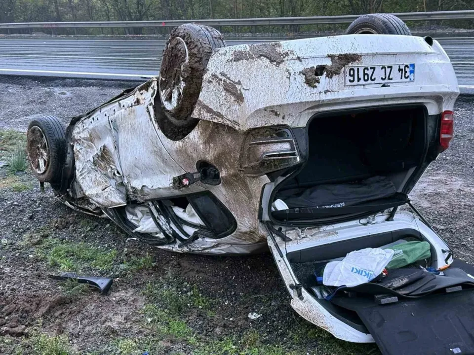 TEM Hendek geçidinde korkutan kaza, takla atan otomobil hurdaya döndü: 1 yaralı