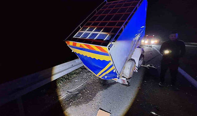 TEM Otoyolu'nda bariyerlere çarpan minibüs ters döndü: 4 yaralı