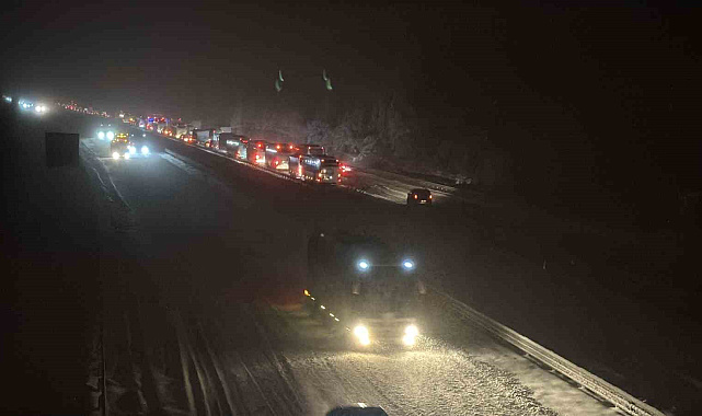 TEM Otoyolu'nun Bolu geçişi Ankara istikametinde 3 tırın yolu kapatması sonucu ulaşım durdu