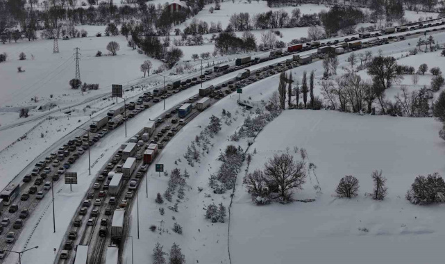 TEM Otoyolu'nun Bolu geçişinde trafik felç: Ankara ve İstanbul yönünde trafik durdu