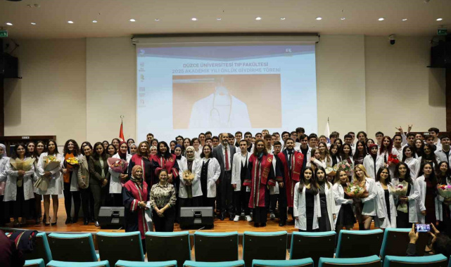 Tıp fakültesi öğrencileri beyaz önlüklerini giydi