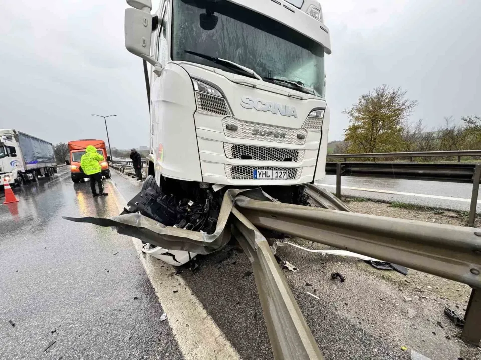 Tır bariyere saplandı