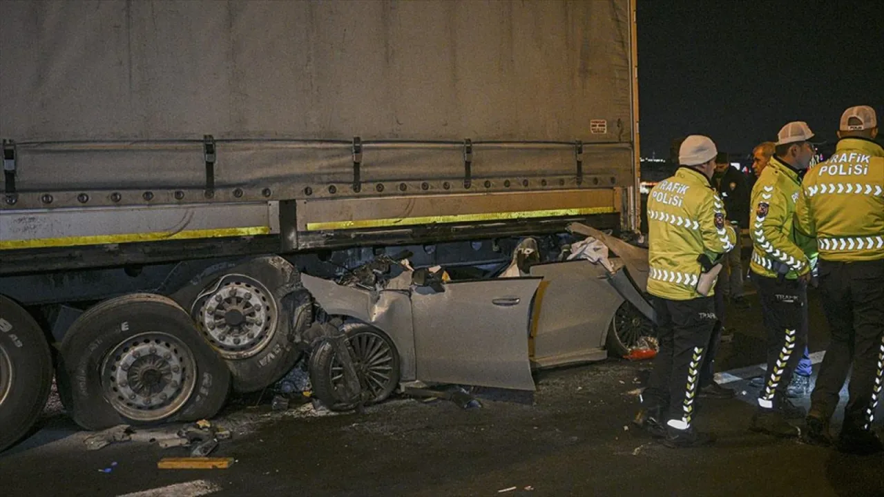 Tıra çarpan otomobildeki 2 kişi öldü, 1 kişi ağır yaralandı