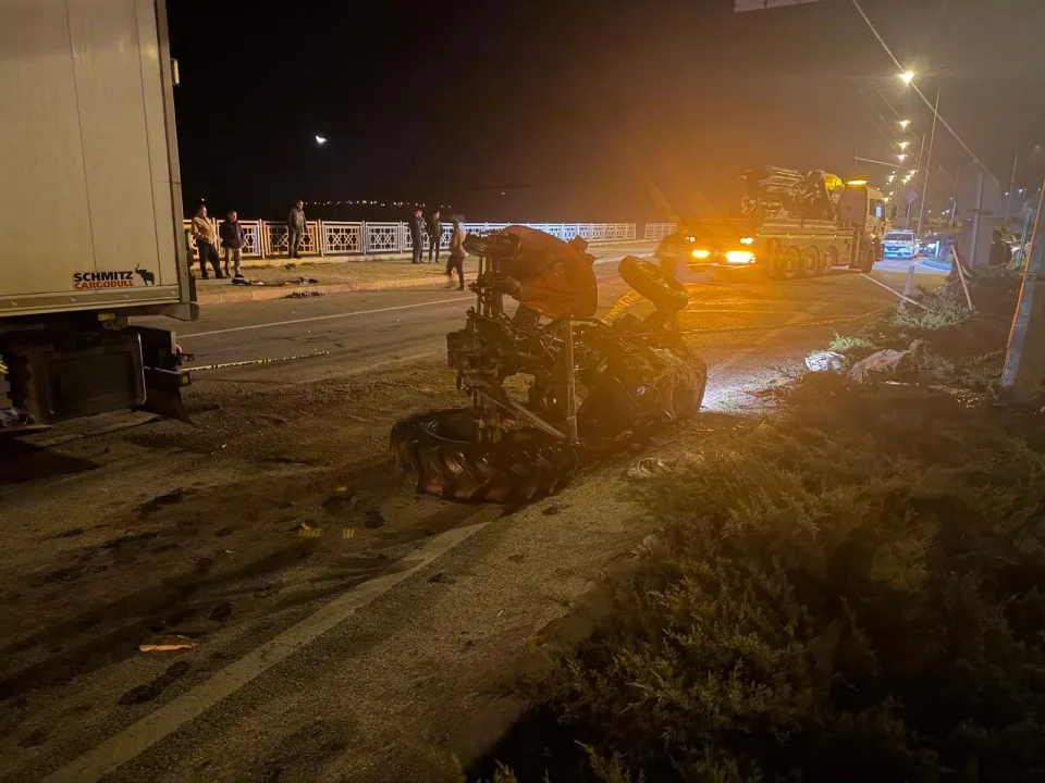 Tırla çarpışan traktördeki karı koca öldü