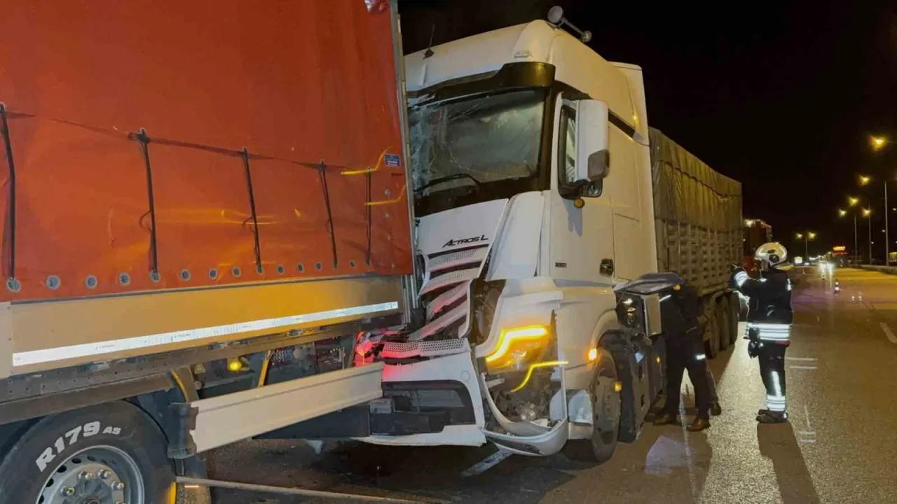 Tırlar çarpıştı, 1 kişi yaralandı