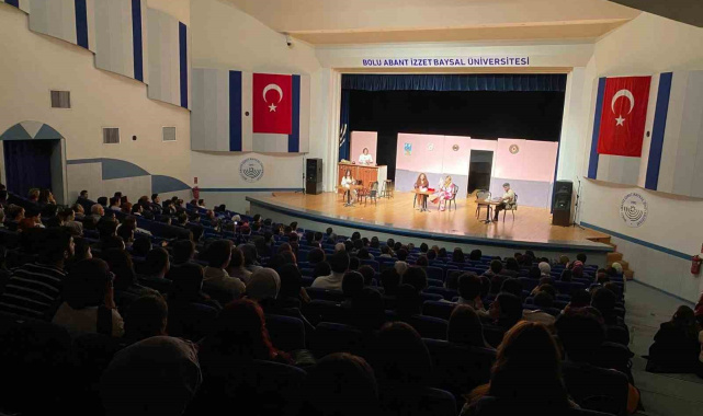 Tiyatro günlerinde salon doldu taştı