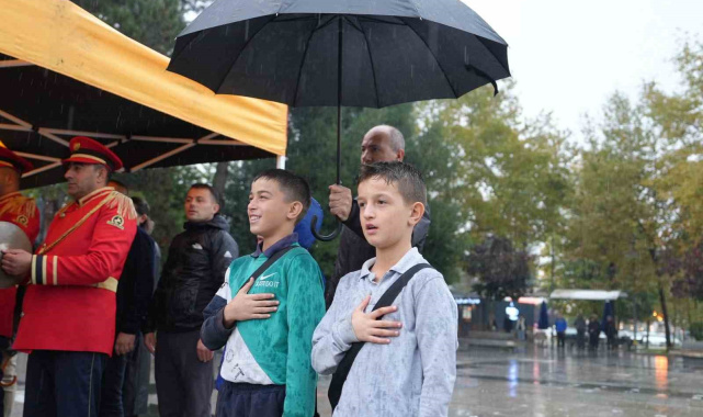Törende şemsiye çocukları yağmurdan korudu