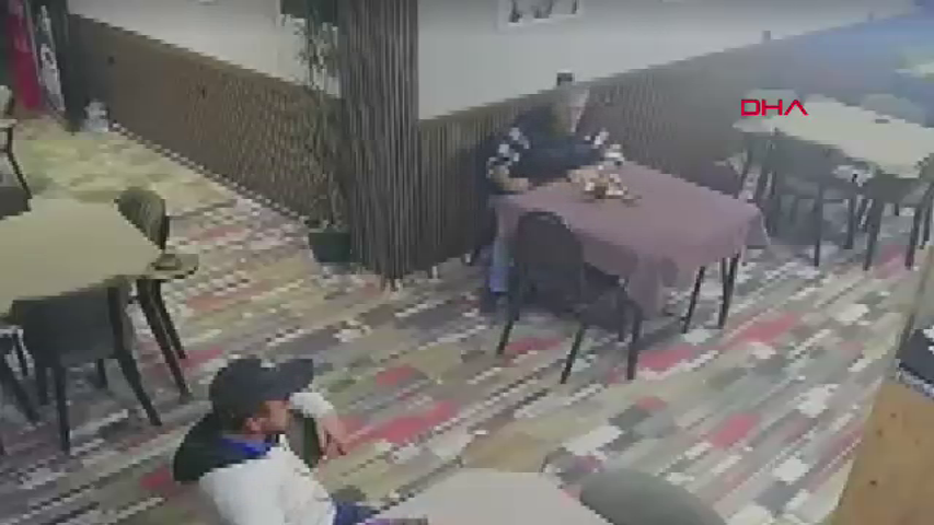 Tost yerken nefes borusuna yiyecek kaçtı! Heimlich manevrası ile kurtuldu