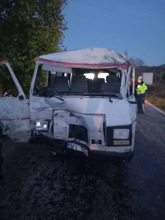 Traktörle minibüsün çarpıştığı kazada 3 kişi yaralandı