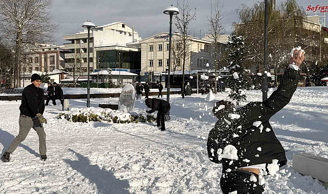 Tropikal misafirler kar yağışını görünce mest oldu