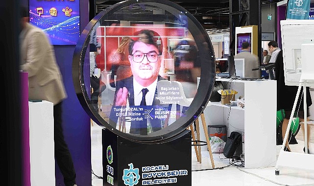 Turgut Özal hologram yöntemiyle Bilişim Fuarı'nda