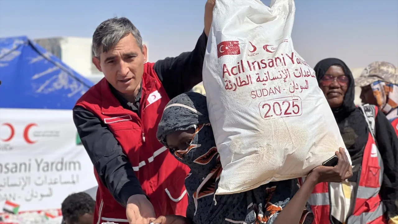 Türk Kızılay, Sudan'da Faşir'den yerinden edilenlere gıda desteği sağladı