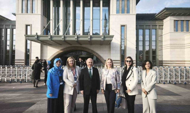 Türk Tıp Dünyası Kurultayında Kakaçoğlu'na teşekkür