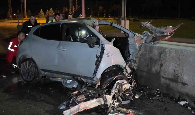 Tuzla'da otomobil gişelere saplandı: Sürücü hayatını kaybetti