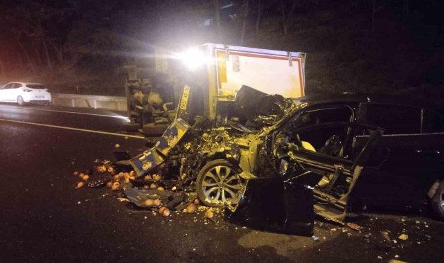 Ümraniye'de otomobil, seyir halindeki kamyonete çarptı : 2 yaralı