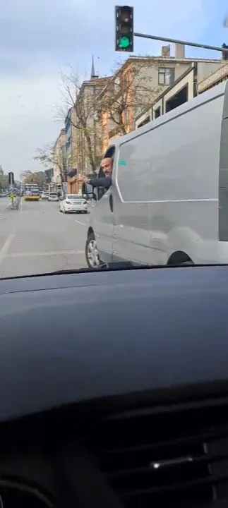 Ümraniye'de yol verme tartışması kamerada