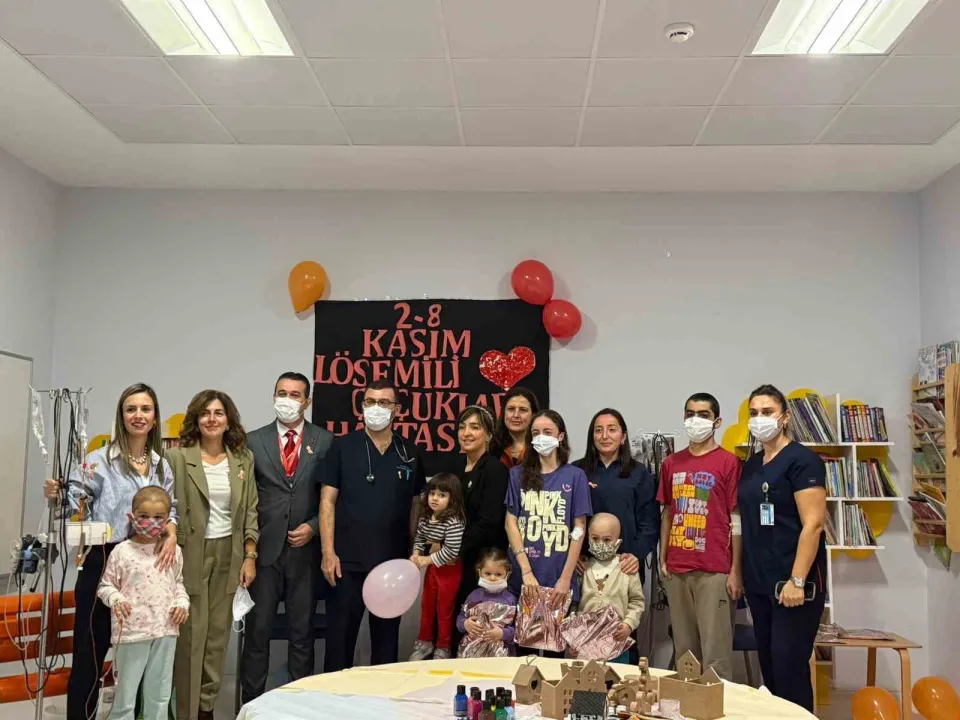 Üniversite öğrencilerinden hastanedeki çocuklara moral desteği