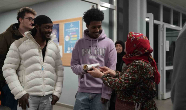 Üniversite öğrencilerine anne eli